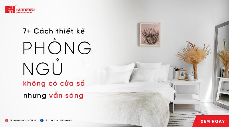 Gương được đặt đối diện cửa sổ, phản chiếu ánh sáng tự nhiên và cây xanh bên ngoài, làm căn phòng trông rộng rãi và sáng sủa hơn.